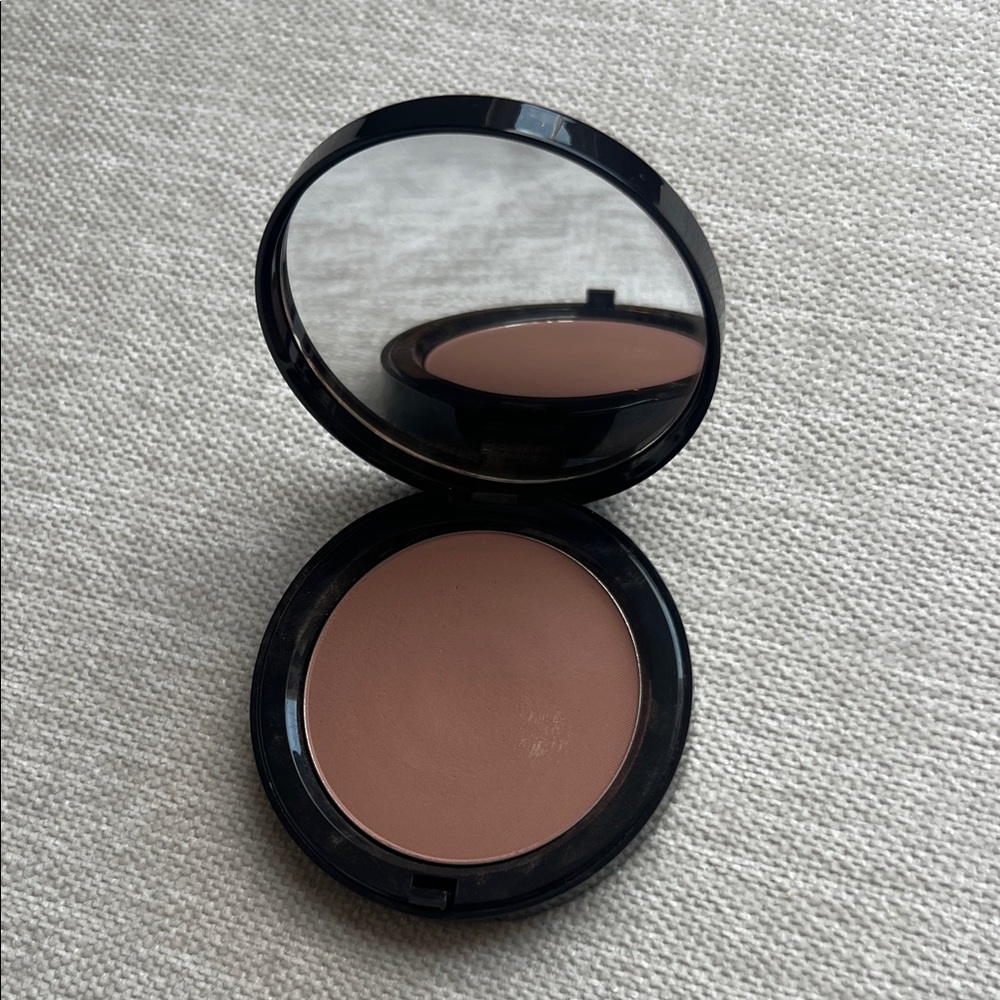 Bobbi Brown Bronzing Powder in Medium Discontinued